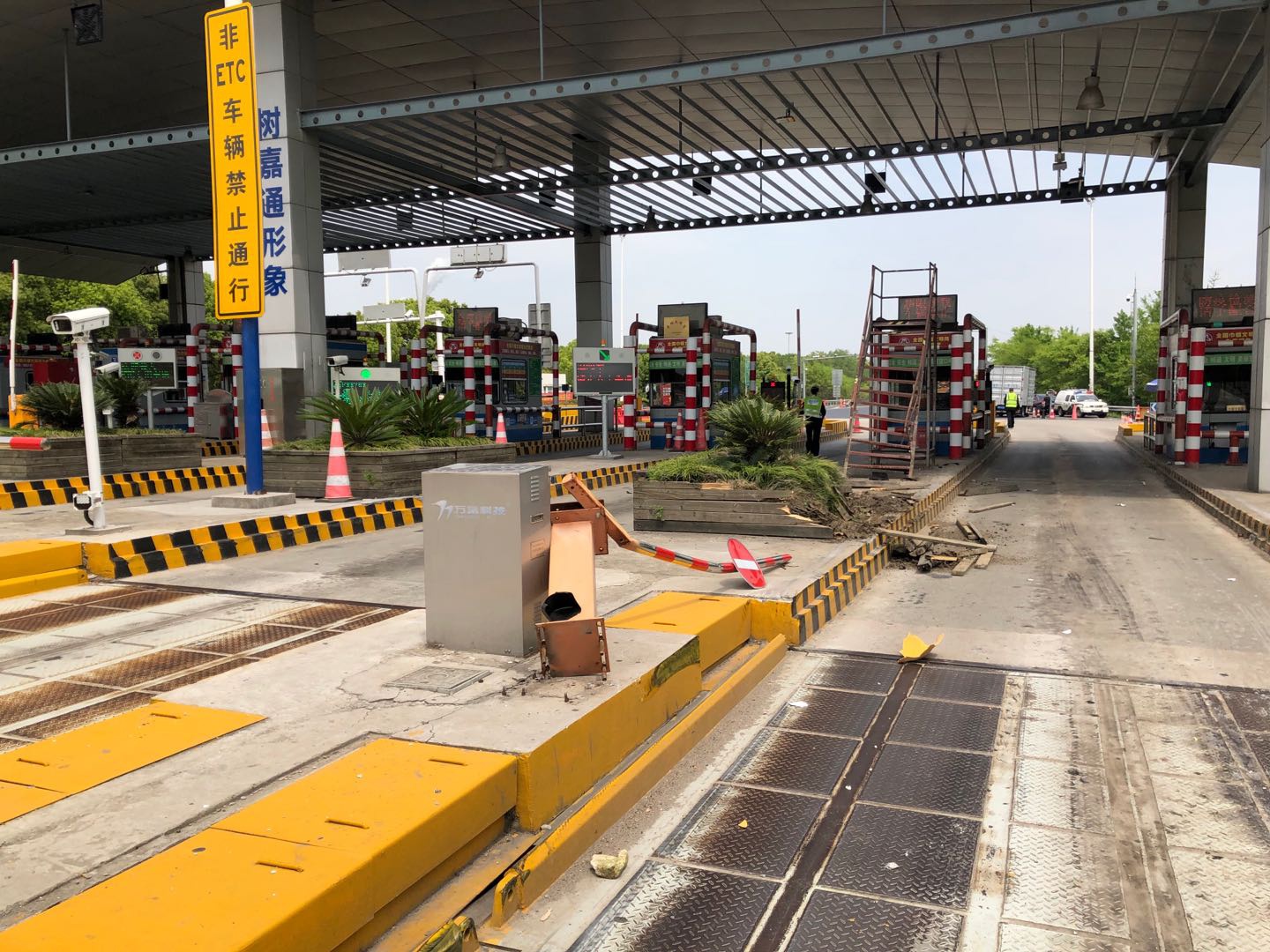 实习期下高速时没踩刹车 径直冲向收费岛