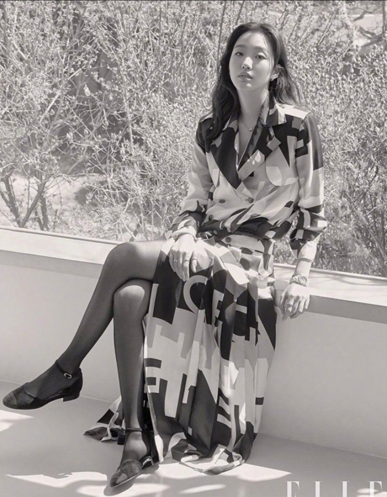 金高银登韩国杂志封面灵动活泼笑容甜美尽显单眼皮女生魅力