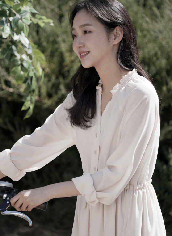 金高银的衣品真好身穿米白色连衣裙配上微卷发气质优雅又复古