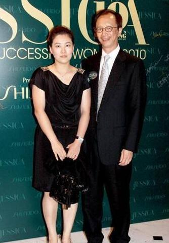 跳水皇后伏明霞嫁大26岁富豪,当初饱受争议,结婚十几年仍恩爱