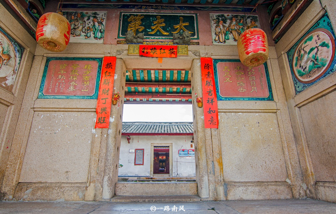 郭氏大楼的门楼顶部是精致的潮汕嵌瓷,嵌瓷是利用瓷片拼接而成的彩色