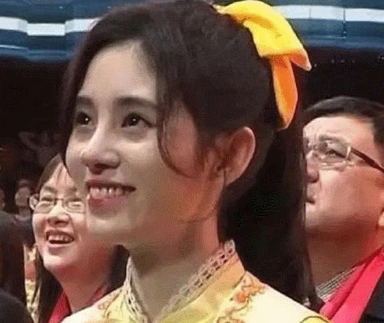 "因为在央视镜头下的鞠婧祎,长相不能够算丑,但也绝对算不上美女,只能