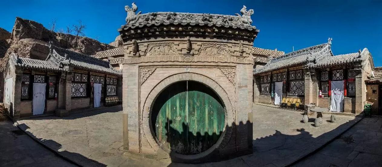 院内方形石板铺地.连马槽雕琢都非常精细,足见陕北石匠的工艺精湛.