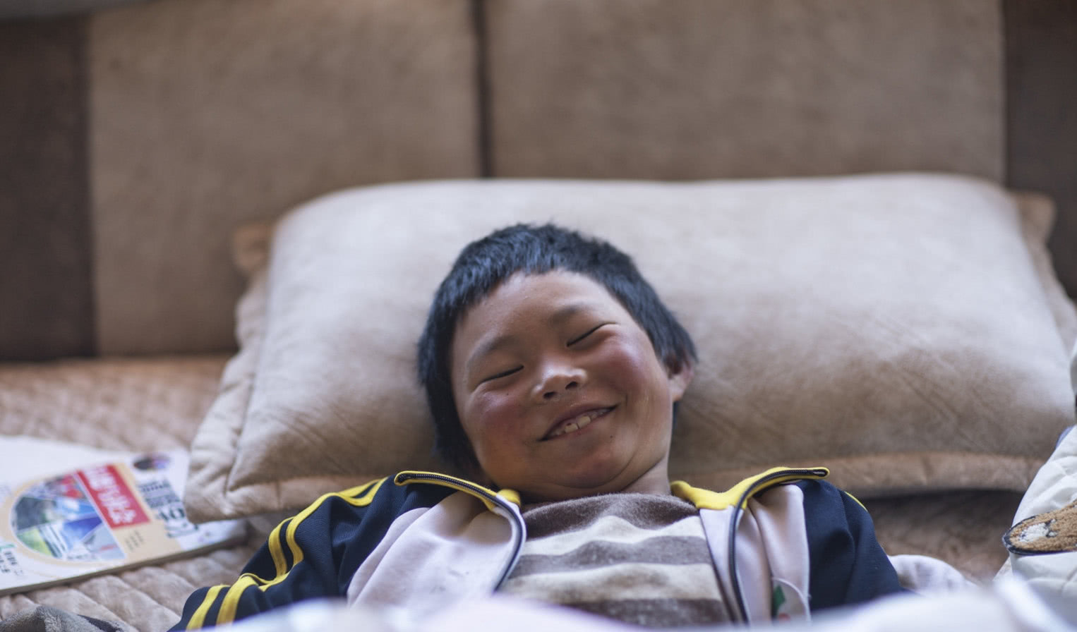 冰花男孩成网红,一年时间全家住上新楼房,妈妈也回来了