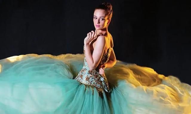 以玛格·芳汀(margot fonteyn)为例的时尚芭蕾舞者普及了芭蕾舞女演员