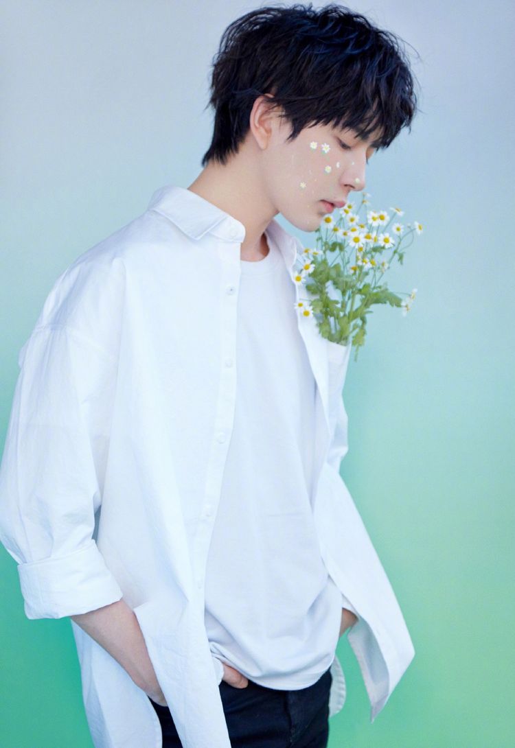 于朦胧颜值高不是吹的,穿白衬衫配手绘雏菊装,清爽文艺浪漫十足