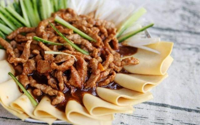 教你做老北京特色菜京酱肉丝配上豆腐皮简直太美味了