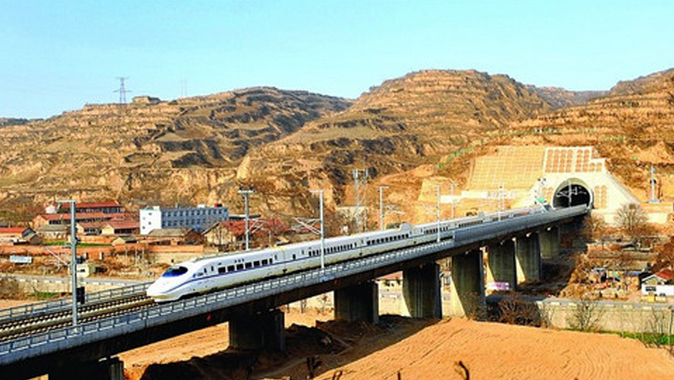 中西部地区运营的首条时速350千米的高速铁路——郑西