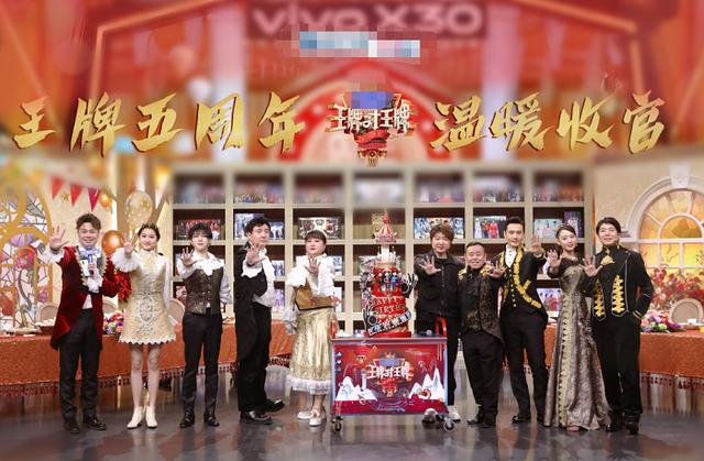 "王牌家族"开直播,贾玲当众穿裙子,看到关晓彤的腿后我酸了