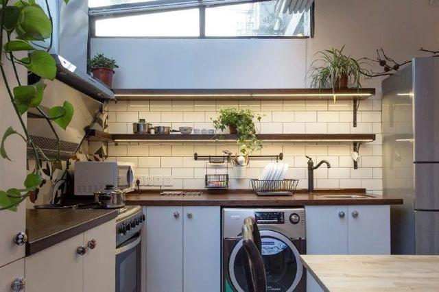 【小阳台】餐厅厨房的推拉门打开,美丽的露台有一堵粉红色内墙,堆积的