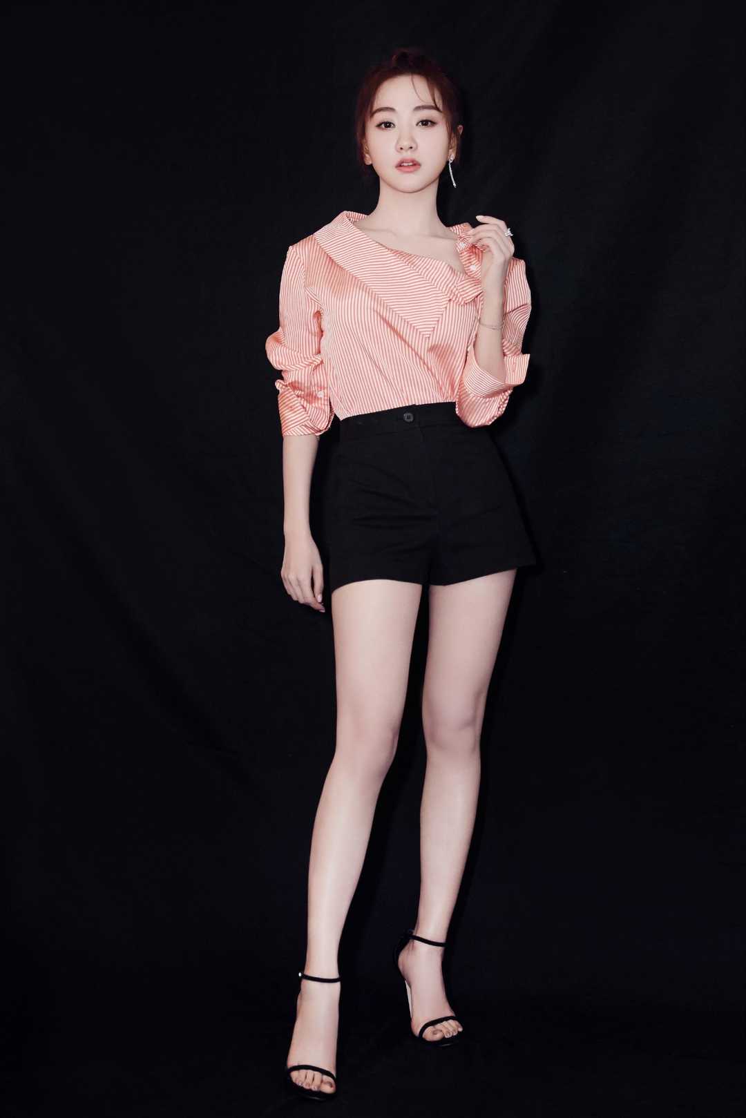 杨蓉难得秀美腿,粉色条纹衬衫搭配短裤清爽利落,显高又减龄
