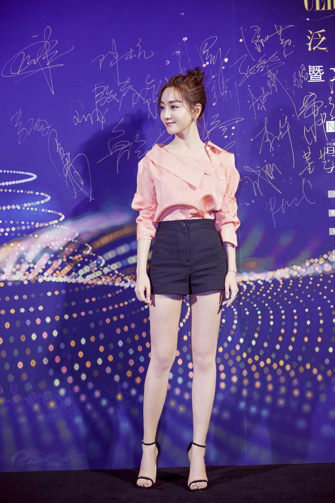 杨蓉难得秀美腿,粉色条纹衬衫搭配短裤清爽利落,显高又减龄