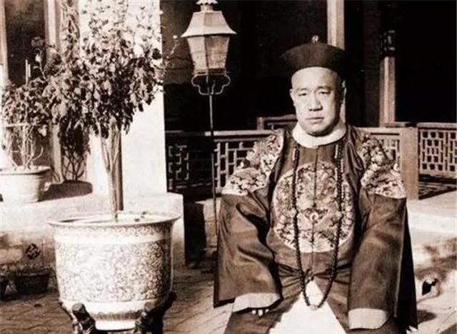 最后一位新疆王爷:床头挂国旗一生为人民服务|库车|新疆|王爷_新浪