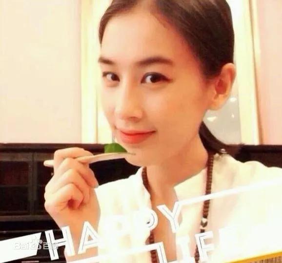 黄圣依晒中学同学聚会照!网友:像坐在一群阿姨中间的小姑娘