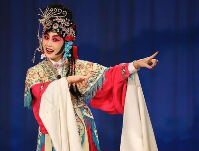 不过,时佩璞只有在舞会上才会扮演女装,生活依然是一位西装革履的正常