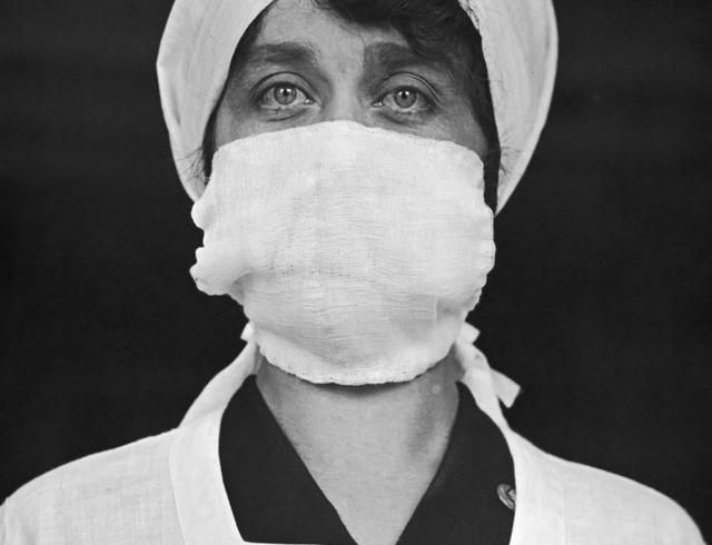 百年前西班牙流感爆发,人们戴上了口罩却仍被感染