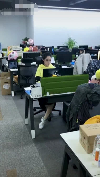 职场小姐姐工作偷懒,镜头拉进却瞧蒙众人,网友不淡定了