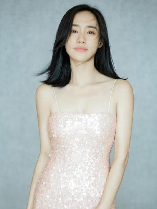 还记得《夏洛》中的秋雅吗?晒出"鱼鳞裙"照片后,网友沸腾了