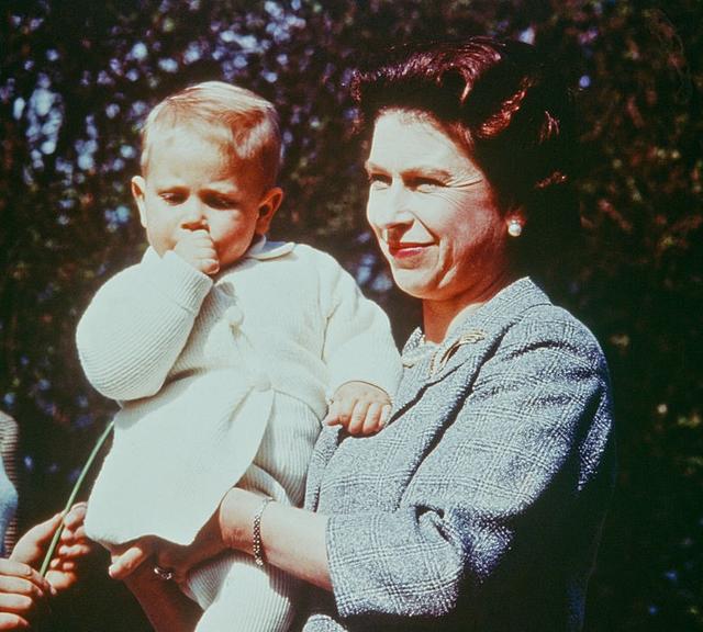 英国女王最小的儿子爱德华王子,是以她叔叔爱德华八世命名的吗?