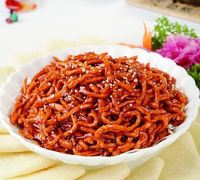 教你做老北京特色菜京酱肉丝配上豆腐皮简直太美味了