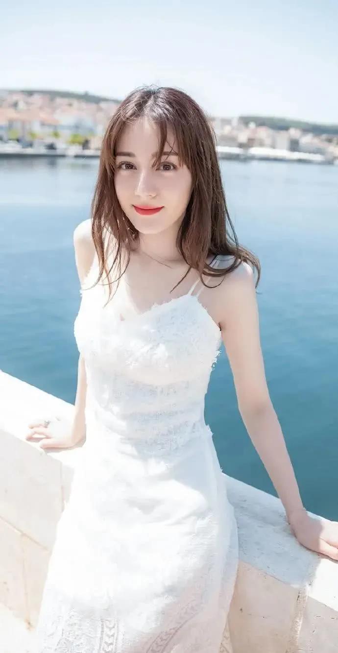 迪丽热巴的“初恋裙”海边写真照片,堪称男生心中的“白玫瑰”|热巴|白玫瑰|迪丽热巴_新浪新闻