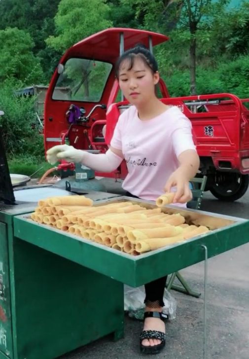 16岁女孩路边摆摊卖鸡蛋卷,甜美笑容让顾客流连忘返