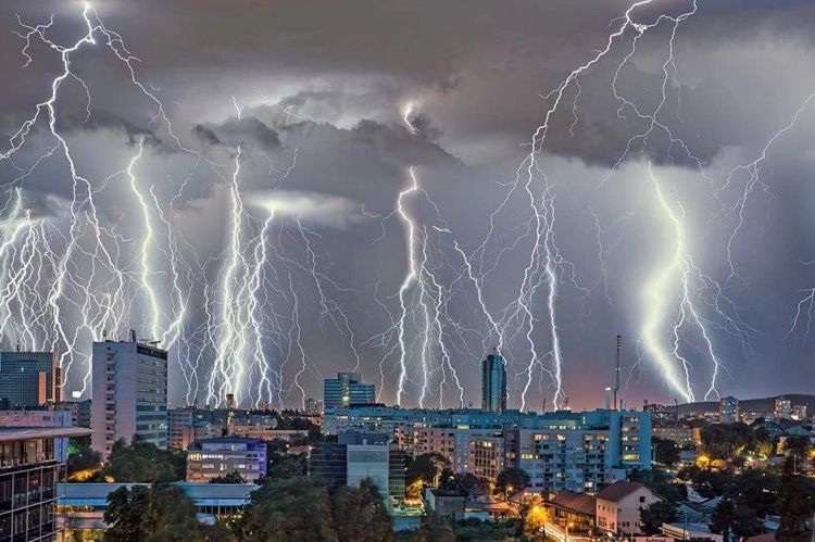 了,当地人对此见怪不怪,并给这些闪电起了一个名字---卡塔通博闪电