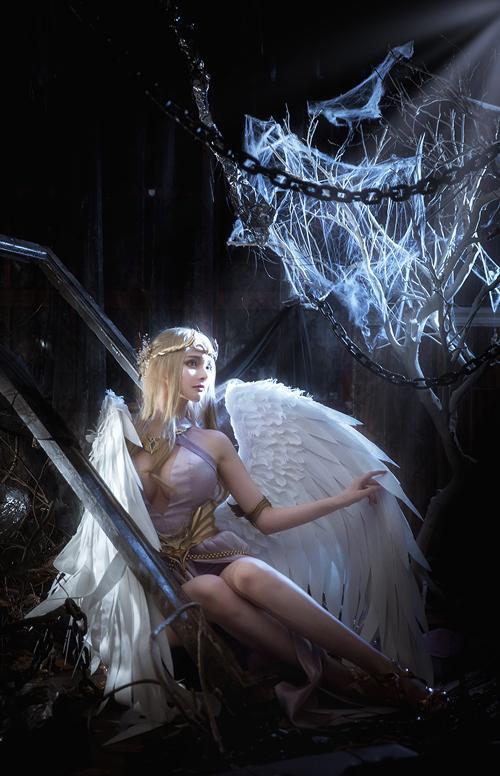 "魔王"的cos再度还原沉沦中苏醒的希莉娅,为《新神魔大陆》全类型女团