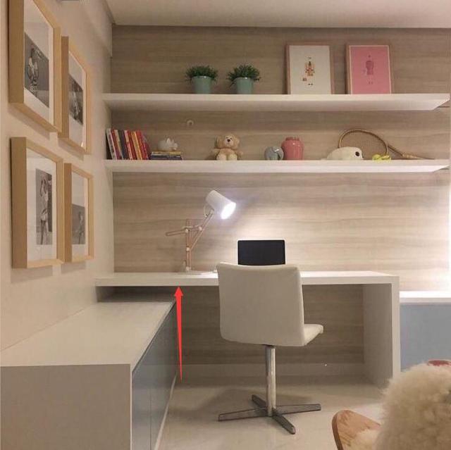 床头装书桌媳妇偷偷在下面塞个床头柜师傅用心良苦实用的很