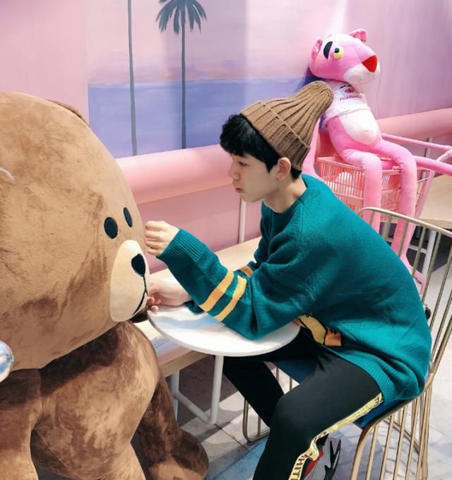 他被称为"小戏骨",出道8年拍了65部戏,才16岁身高近1米8