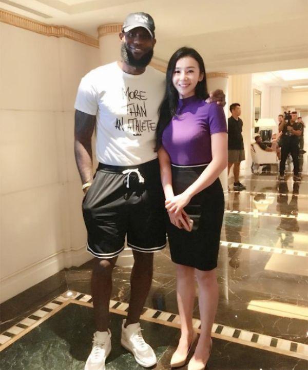nba主持张曼源身材真好!穿运动装都挡不住好身材教练看了直害羞