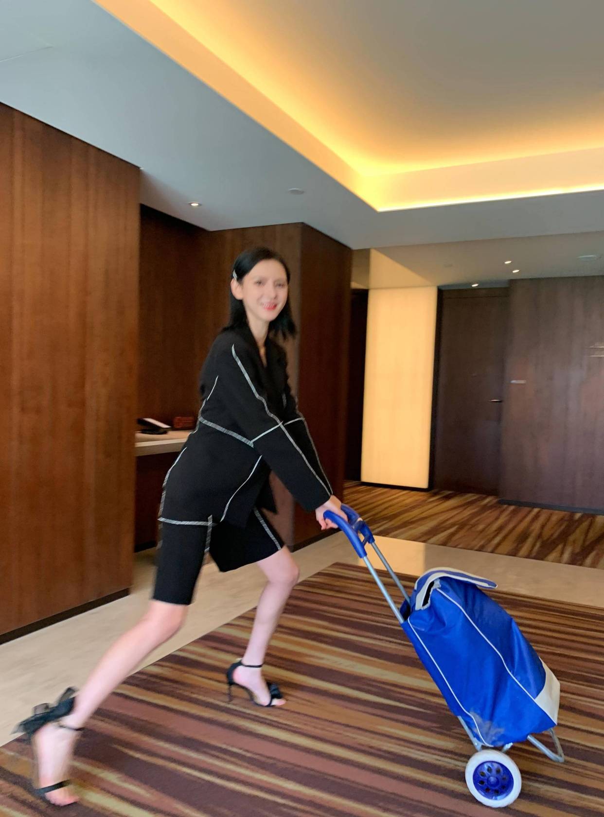 张予曦踩恨天高腿型纤细,穿西装后背还得靠夹子夹,瘦得让人心疼