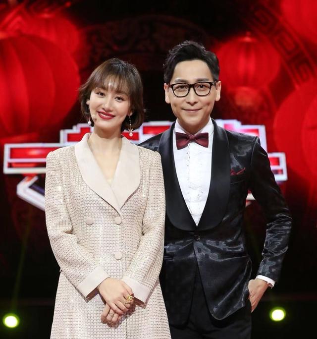 江苏台李好遭老婆怒斥?承诺买包又反悔!连主持人彭宇都嫌他抠门