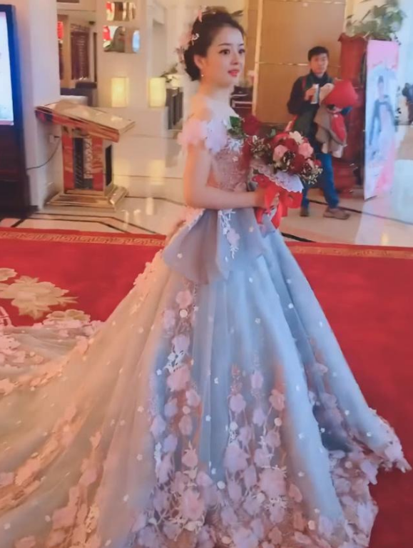 最美新娘走红婚纱让人惊艳网友全是人民币的味道
