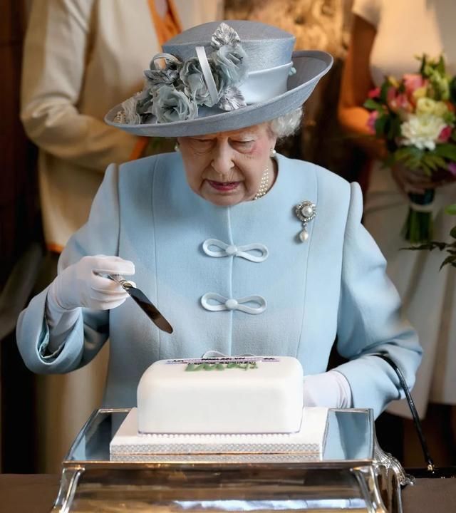 英国女王取消94岁生日庆祝活动,两位王子隔空送去祝福