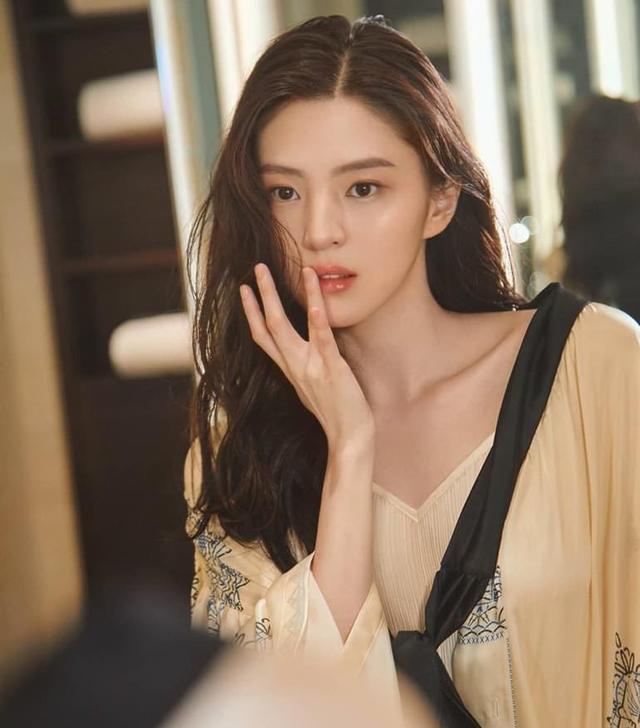 《夫妻的世界》中她是女二,今曝写真照,拿风衣当裙穿,长腿撩人