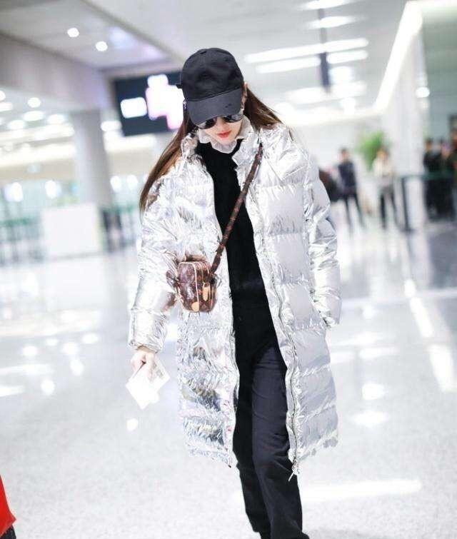 唐嫣穿面包羽绒服,时尚潮流,冻龄不显老气,穿出女神范