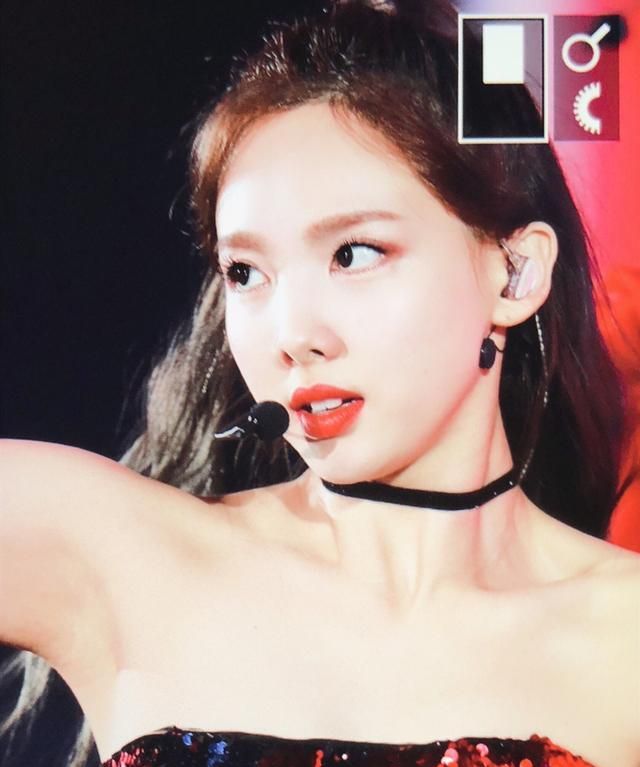 女爱豆穿抹胸装太惊艳!华丽性感撩人于无形,裴珠泫真的太绝了