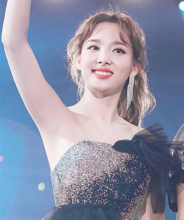 女爱豆穿抹胸装太惊艳!华丽性感撩人于无形,裴珠泫真的太绝了