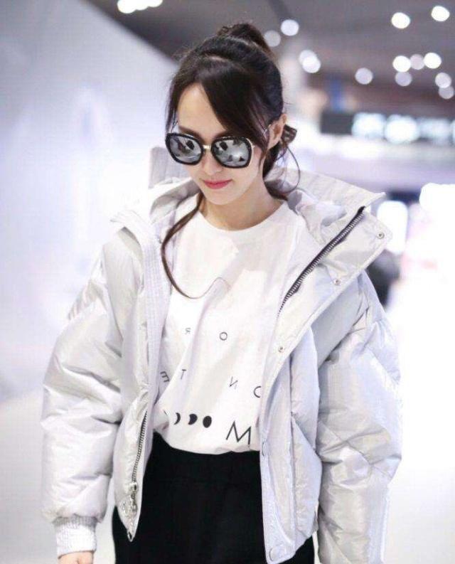 唐嫣穿面包羽绒服,时尚潮流,冻龄不显老气,穿出女神范