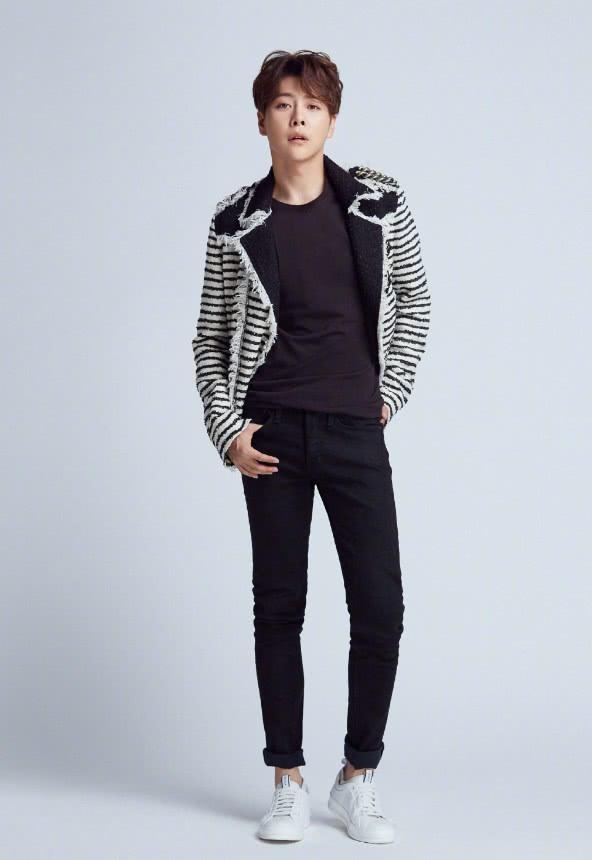 徐海乔的鞋子没有鞋带却粘着一个啤酒盖这也能用来固定