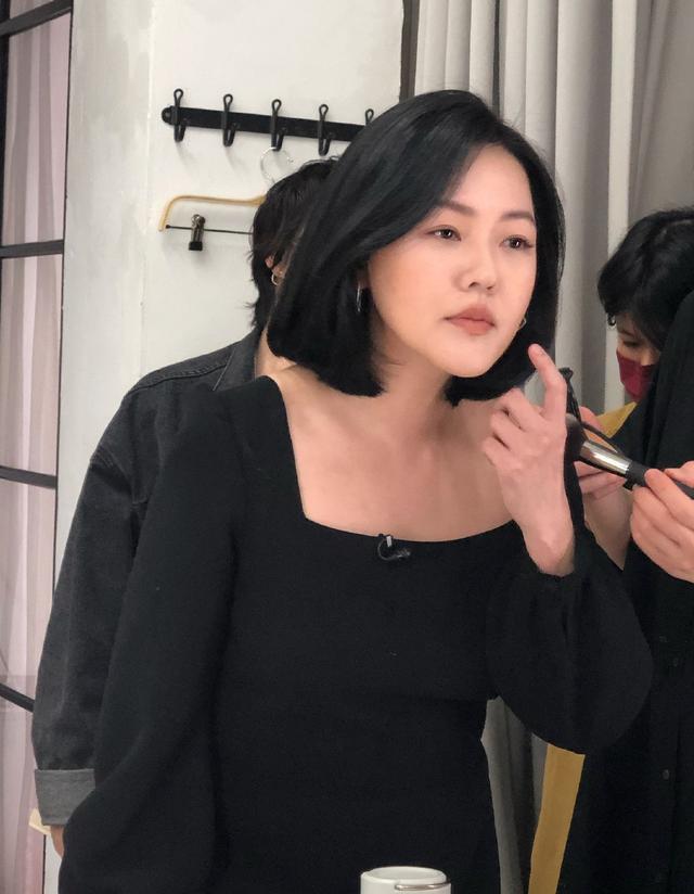 小s哪像3个孩子的妈,穿黑色连衣裙配短发,小露香肩少女感十足