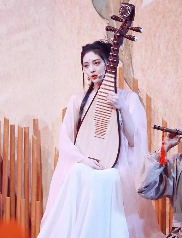 同穿古风长裙祝绪丹明黄色大气周洁琼变身琵琶仙子