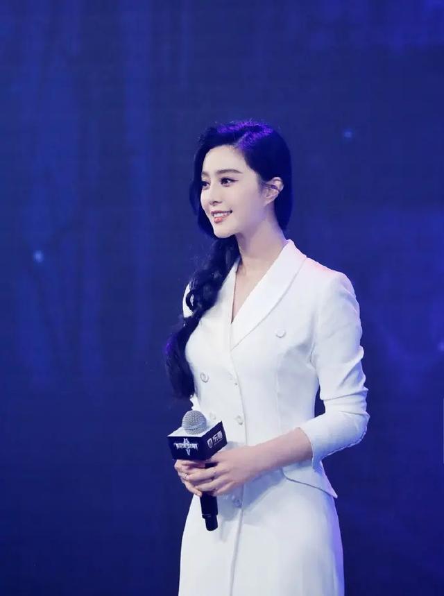 39岁的范冰冰穿搭很高级,身穿白色西装裙搭配高跟鞋,这气质绝了