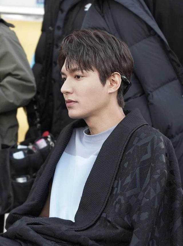 李敏镐片场花絮照即画报!披着羽绒服认真工作超帅,颜值仍是巅峰