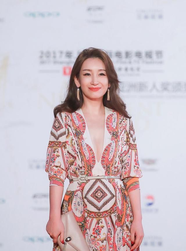 秦海璐美得端庄,米白色礼服优雅高贵,身材比例更窈窕