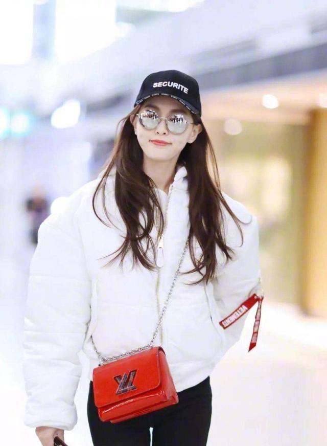 唐嫣穿面包羽绒服,时尚潮流,冻龄不显老气,穿出女神范