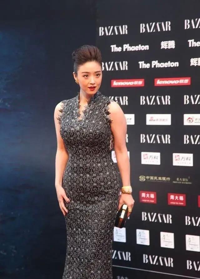 蒋欣穿错礼服像胖20斤,肩宽圆润显富态,大骨架女生可别这么穿
