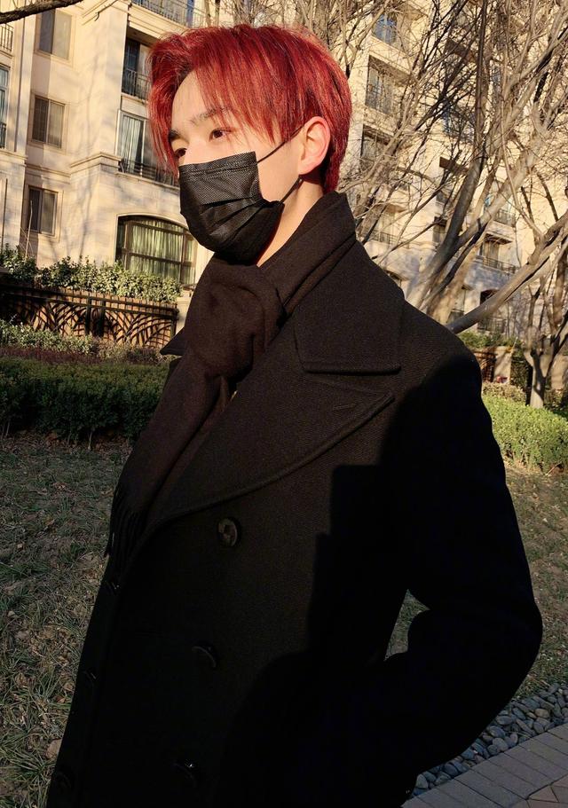 赵露思太会穿轻松变身可爱女孩李宏毅偏爱深色系帅气有型