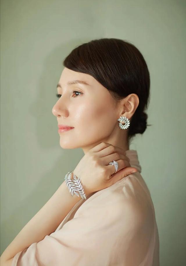 被袁泉这该死的气质惊艳了一袭裸粉轻纱裙像落入凡尘的仙子